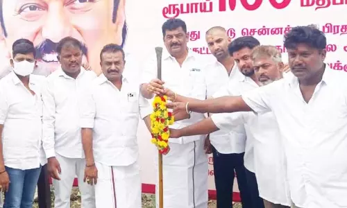 ஓசூர் சென்னத்தூர் பகுதியில்  தார்சாலை அமைக்க பூமி பூஜை