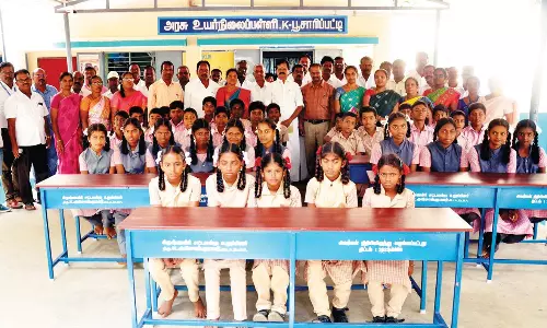 கே.பூசாரிப்பட்டி அரசு பள்ளியில் மேசை, டெஸ்குகள்