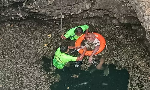 கிணற்றுக்குள் தவித்த முதியவரை உயிருடன் மீட்ட நம்பியூர் தீயணைப்பு துறையினர்