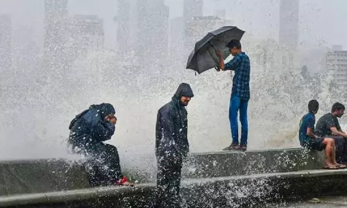 கனமழை எதிரொலியால் மும்பையில் பள்ளி, கல்லூரிகளுக்கு இன்று விடுமுறை - சந்திராபூரில் மின்னல் தாக்கி 6 பேர் பலி