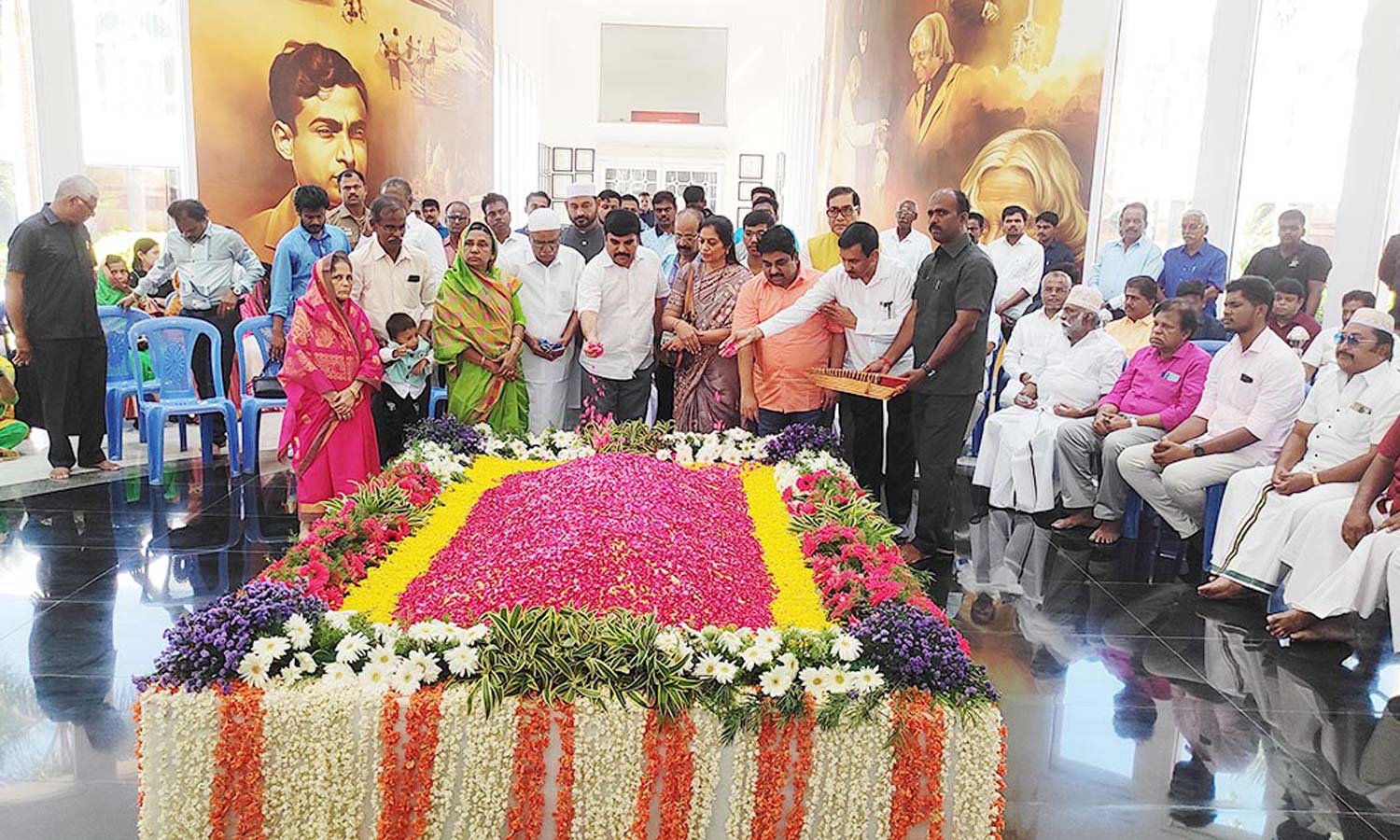 8-வது நினைவு நாள்: அப்துல்கலாம் மணிமண்டபத்தில் குடும்பத்தினர், கலெக்டர் அஞ்சலி