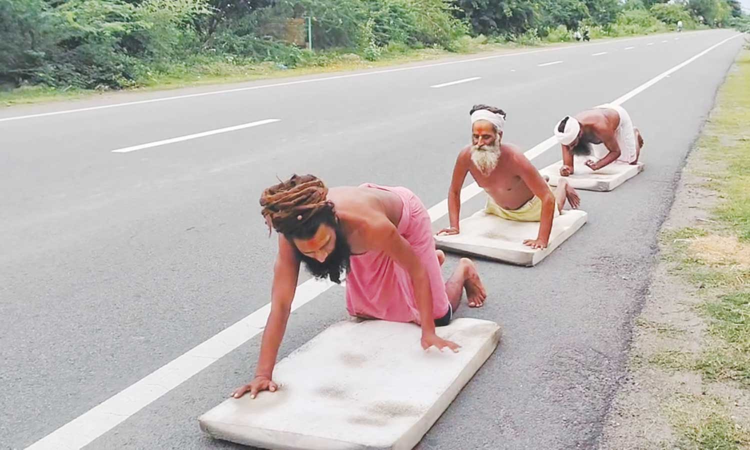 உத்தரகாண்டில் இருந்து ராமேஸ்வரத்துக்கு 4 ஆயிரம் கிலோ மீட்டர் சாலையில் ஊர்ந்தபடி யாத்திரை