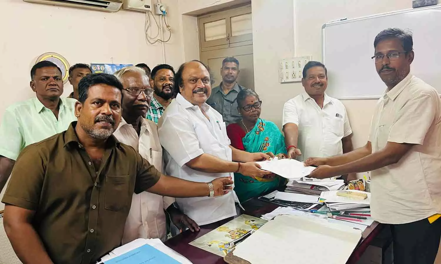தெருவிளக்குகளை கூடுதலாக அமைக்க வேண்டும் தெருவிளக்குகளை கூடுதலாக அமைக்க வேண்டும்