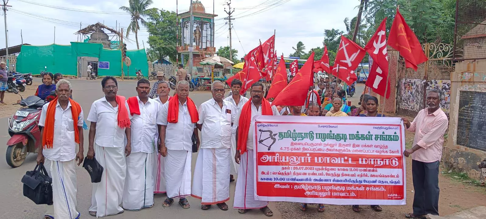 இருளர் இன மக்களுக்கு மனைபட்டா கேட்டு பேரணி இருளர் இன மக்களுக்கு மனைபட்டா கேட்டு பேரணி