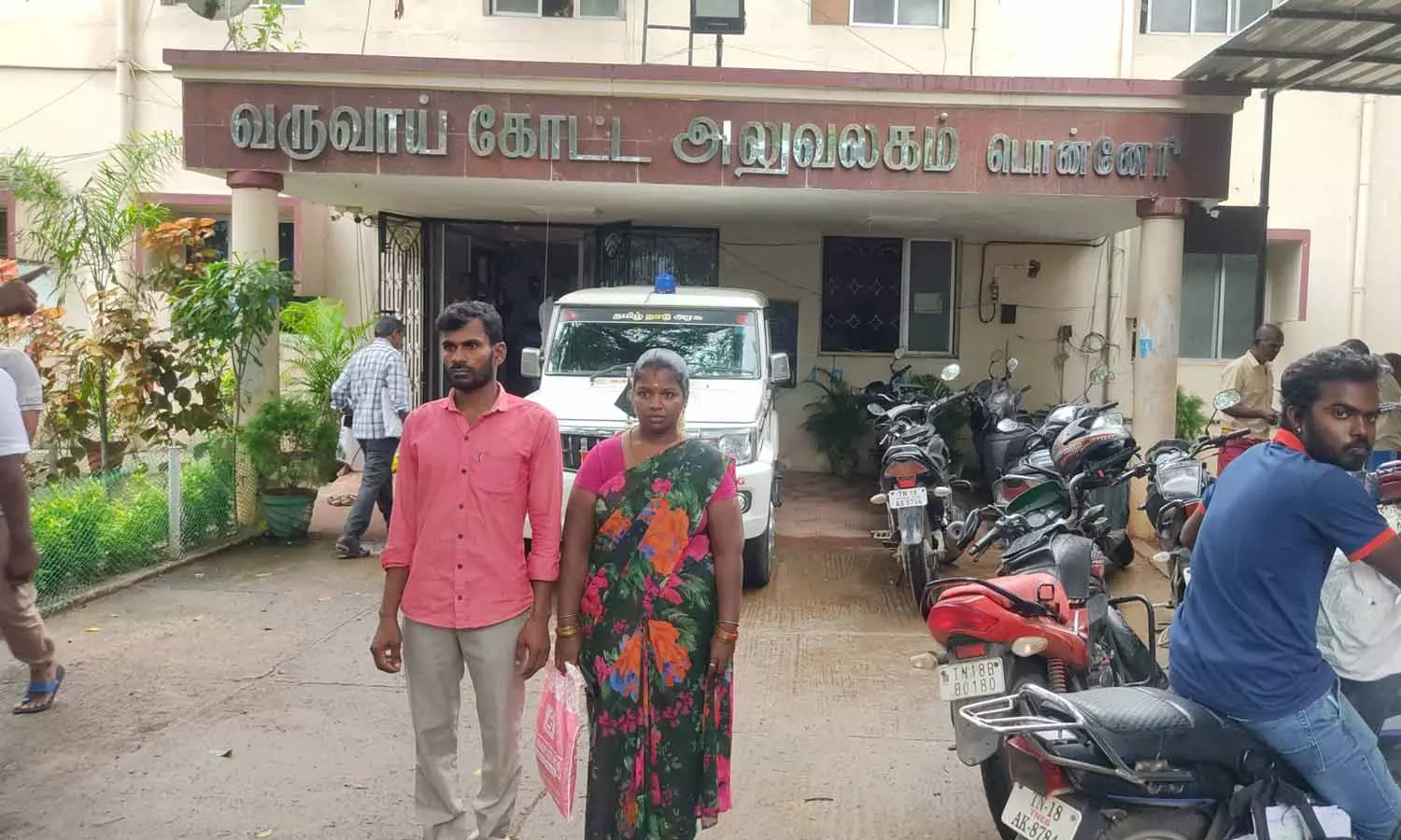 காதல் திருமணம் செய்த தம்பதியை கோவில் திருவிழா, நிகழ்ச்சிகளில் ஒதுக்கிவைப்பு- கண்ணீர் புகார் காதல் திருமணம் செய்த தம்பதியை கோவில் திருவிழா, நிகழ்ச்சிகளில் ஒதுக்கிவைப்பு- கண்ணீர் புகார்