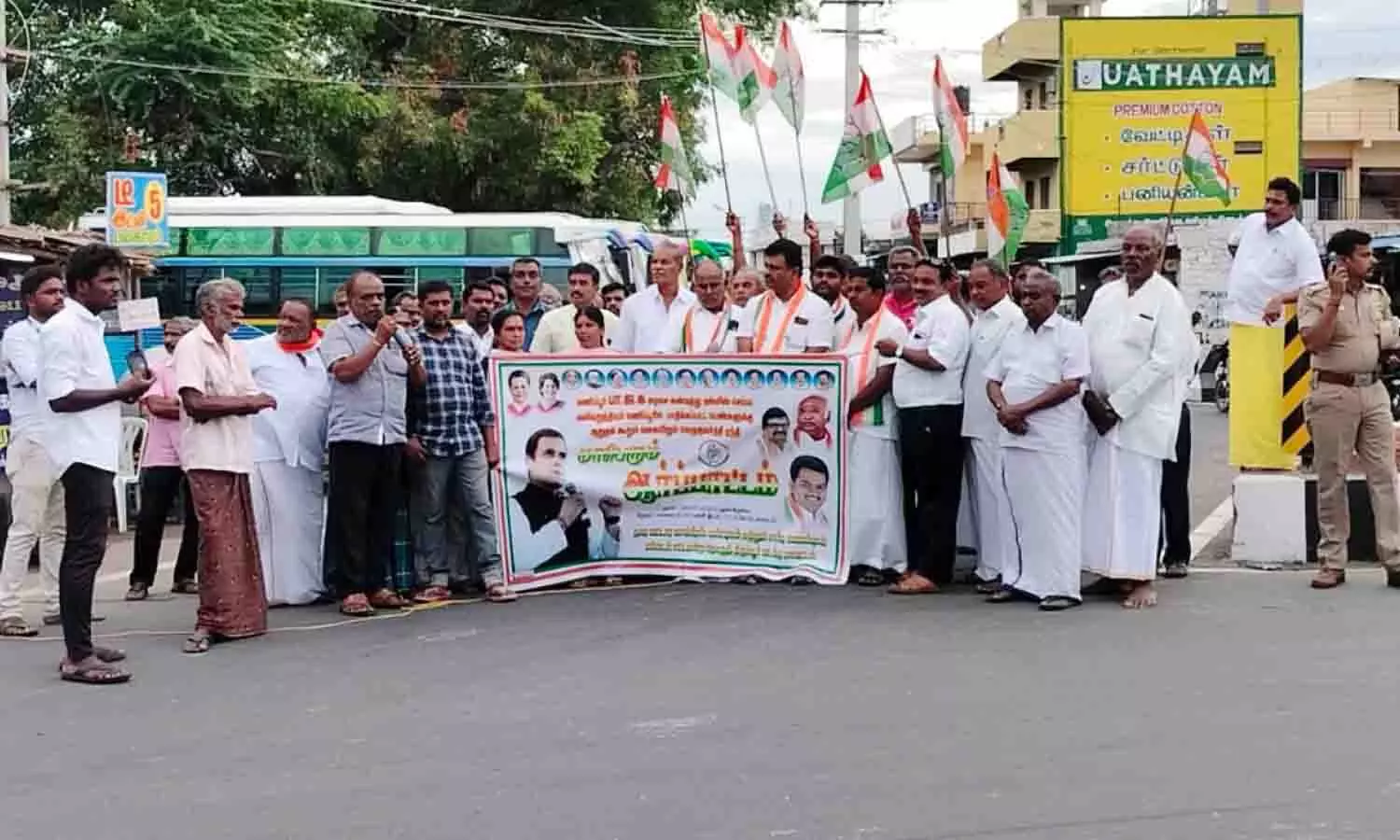 பல்லடத்தில் காங்கிரஸ் கட்சியினர் ஆர்ப்பாட்டம் பல்லடத்தில் காங்கிரஸ் கட்சியினர் ஆர்ப்பாட்டம்