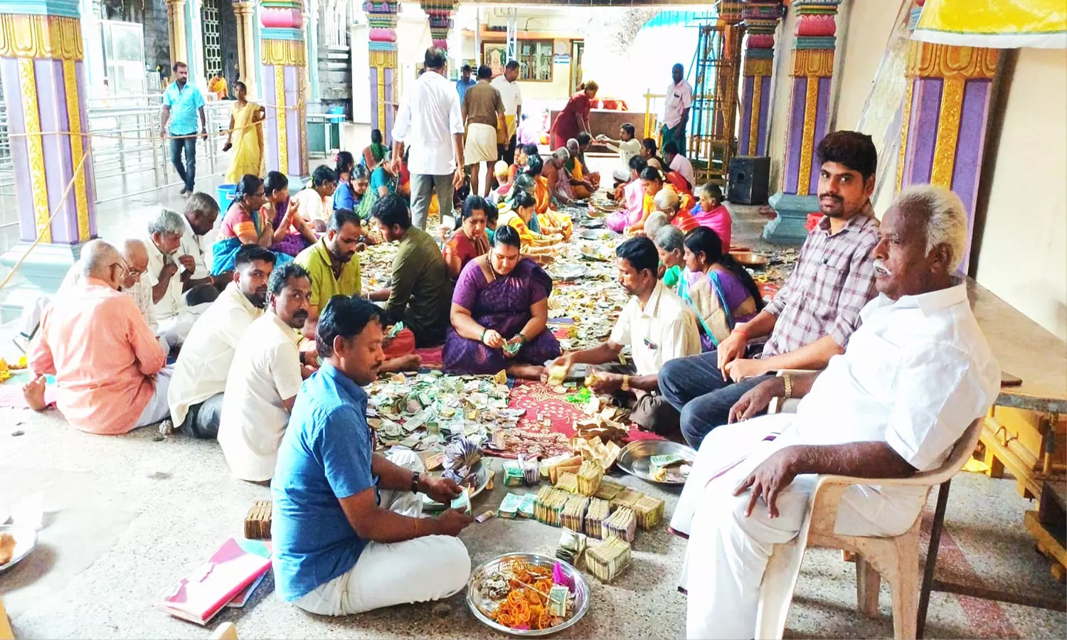 வெட்டுவானம் எல்லையம்மன் கோவிலில் காணிக்கை எண்ணும் பணி வெட்டுவானம் எல்லையம்மன் கோவிலில் காணிக்கை எண்ணும் பணி