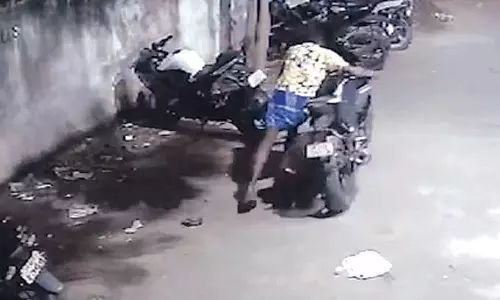 புதுச்சேரியில் மோட்டார் சைக்கிள்கள் திருட்டு- சிதம்பரம் கல்லூரி மாணவர் உள்பட 2 பேர் கைது