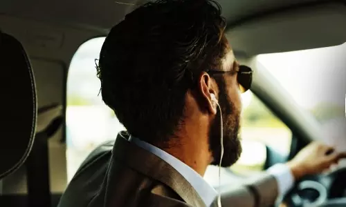 இனி ஸ்டைலாக மாட்டி செல்ல முடியாது: வாகன ஓட்டிகள் கழுத்தில் ஹெட்செட் அணிந்தால் ரூ.2 ஆயிரம் அபராதம்