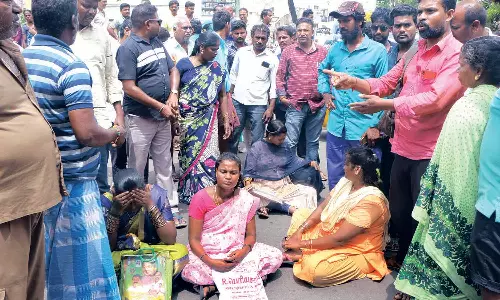 புதுச்சேரி மகப்பேறு அரசு ஆஸ்பத்திரியில் சிகிச்சை அளிக்காமல் புறக்கணிப்பதாக தமிழக கர்ப்பிணி பெண்கள் திடீர் சாலை மறியல்