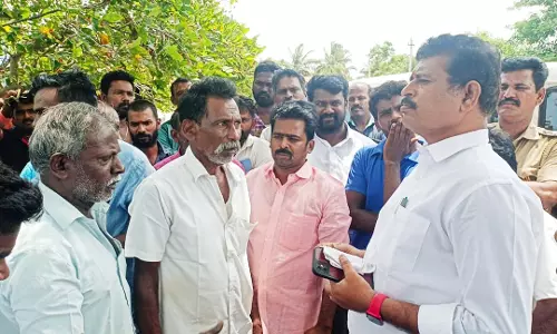 பிணத்துடன் சாலையில் அமர்ந்த உறவினர்கள்