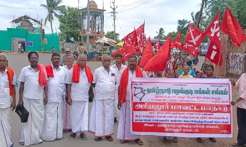 இருளர் இன மக்களுக்கு மனைபட்டா கேட்டு பேரணி