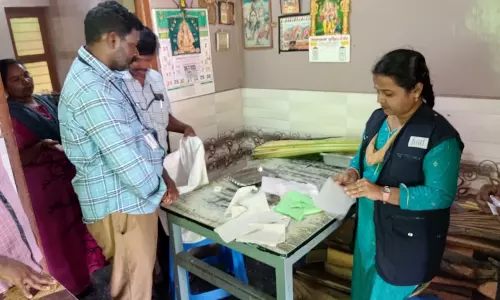 போடி: அதிகாரிகள் சோதனையில் சிக்கிய பிளாஸ்டிக், புகையிலைப்பொருட்கள்