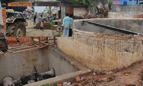 6 ஆண்டுகள் ஆகியும் முழுமை அடையாத பாதாள சாக்கடை பணி- சாலையோர பள்ளங்களால் பொதுமக்கள் கடும் அவதி