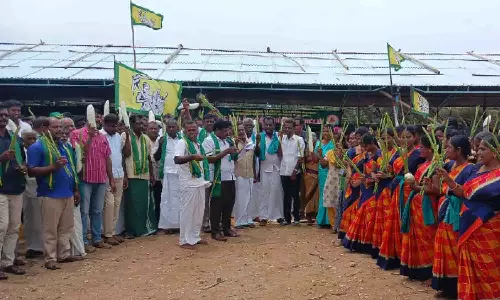 முருங்கைக்காய்களை கையில் ஏந்தி விவசாயிகள் போராட்டம்