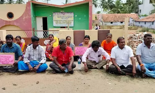 பல்லடம் அருகே அங்கன்வாடி பள்ளியை வேறு இடத்துக்கு மாற்ற கோரி போராட்டம்