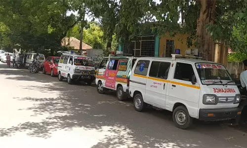 ஓமலூர் அரசு ஆஸ்பத்திரி முன்புதனியார் ஆம்புலன்சுகள் நிற்பதால்தேசிய தரசான்று கிடைப்பதில் சிக்கல்