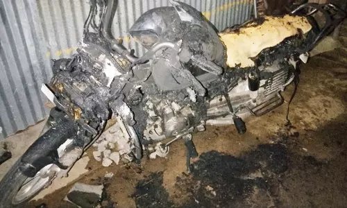 மோட்டார் சைக்கிள் பெட்ரோல் ஊற்றி எரிப்பு