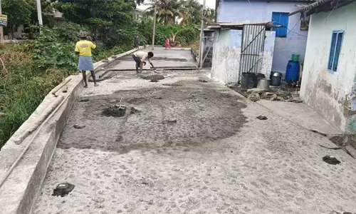 பள்ளிபாளையம் நகராட்சியில்அளவு குறைவாக அமைக்கப்பட்ட கான்கீரிட் சாலை