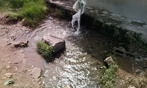 குழாய் வால்வு  பழுதானதால் வீணாகும் குடிநீர்