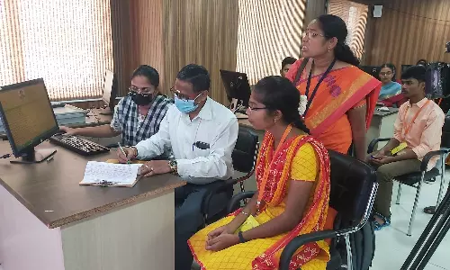 அரசு பள்ளி மாணவர்களுக்கு மருத்துவ கலந்தாய்வு- 3 ஆயிரம் பேர் குவிந்தனர்