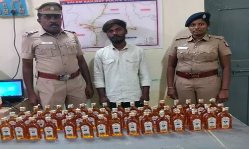 ரெயிலில் கடத்திய 48 மது பாட்டில்கள் பறிமுதல்