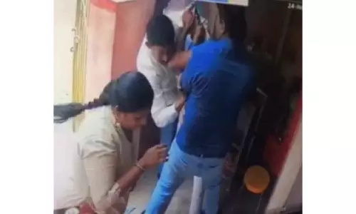 சிங்கப்பூர் தம்பதியை தாக்கி செல்போன் பறிப்பு