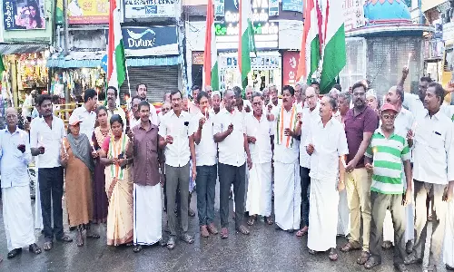 காங்கிரஸ் கட்சியினர் மெழுகுவர்த்தி ஏந்தி ஆர்பாட்டம்