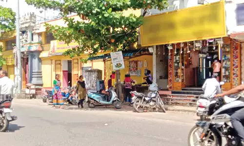 கோவில் அருகே மதுக்கடையால் பக்தர்கள் முகம் சுளிப்பு