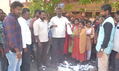 தேர்வு பாடத்திட்ட நகலை கிழித்து அமைச்சக ஊழியர்கள் போராட்டம்