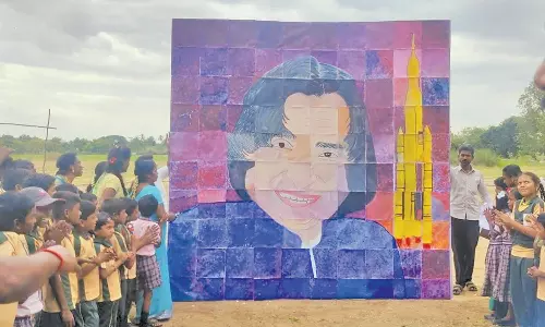 பள்ளி மாணவர்கள் 100 அடி உயர அப்துல்கலாம் படம் வரைந்து மரியாதை