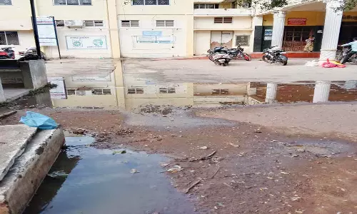 கடலூர் அரசு மருத்துவமனை  மகப்பேறு பிரிவு முன் குளம் போல் தேங்கியுள்ள கழிவு நீர்: கர்ப்பிணிகள் அதிர்ச்சி