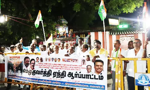 காங்கிரஸ் கட்சியினர் மெழுகுவர்த்தி ஏந்தி ஆர்ப்பாட்டம்