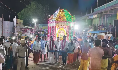 ஆடிக்குண்டத்தையொட்டி பூப்பல்லக்கு தேரில் எழுந்தருளிய வனபத்ரகாளி அம்மன்