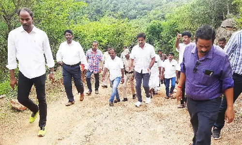 8 கிலோமீட்டர் கலெக்டர் நடந்து சென்று ஆய்வு