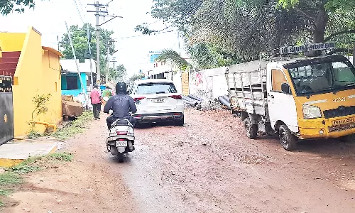 நாரதர் நகர்வலம்-எங்கு பார்த்தாலும் குண்டும், குழியுமாக காட்சியளிக்கும் சுந்தராபுரம் கல்லுக்குழி சாலை