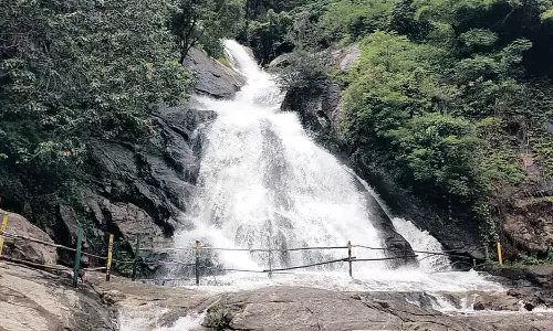 கவியருவியில் குளிக்க சுற்றுலா பயணிகளுக்கு தடை