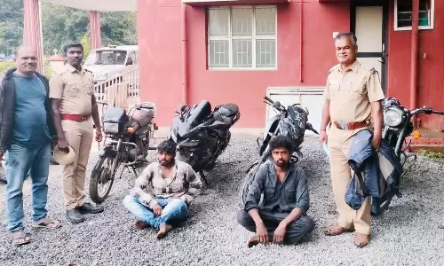மோட்டார் சைக்கிள்கள்  திருடிய 2 பேர் கைது