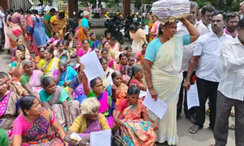 இலவச வீட்டு மனைக்கு வழங்கிய நிலத்தை  மீட்டு தர கோரி பெண்கள் தர்ணா போராட்டம்