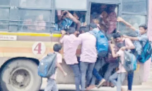 ராயக்கோட்டையில் படியில் தொங்கிய படி ஆபத்தான பயணம்