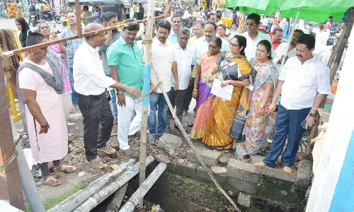 கிருஷ்ணகிரியில் மழைநீர் கால்வாய் தூர் வாரும் பணி