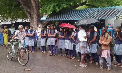பென்னாகரத்தில் நிழற்கூடம் இல்லாததால் பள்ளி மாணவ, மாணவிகள் தவிப்பு
