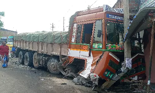 மின் கம்பத்தில் மோதி நின்ற லாரி