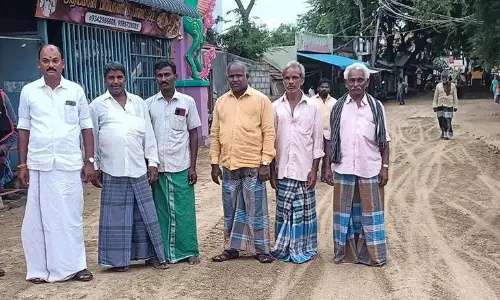 சேறும் சகதியாக மாறிய சாலை: மண் கொட்டி சீரமைத்த ஊராட்சி மன்ற தலைவர்