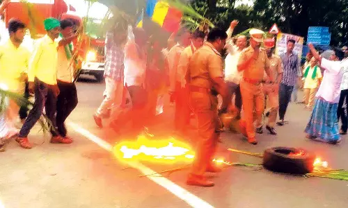 புதுச்சேரி-கடலூர் எல்லையில் ரோட்டில் டயரை கொளுத்தி பா.ம.க. மறியல்: போலீசாருடன் தள்ளுமுள்ளு-பதற்றம்