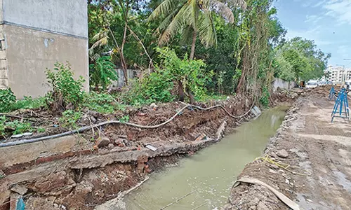 மழைநீர் கால்வாய் பணியின்போது போலீஸ் குடியிருப்பில் 100 அடி நீளத்துக்கு சுற்றுச்சுவர் இடிந்து விழுந்தது