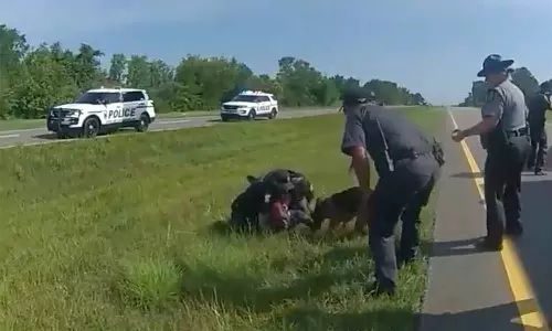 அமெரிக்காவில் கறுப்பின டிரைவர் மீது நாயை ஏவிய போலீஸ் அதிகாரி.. அதிரடியாக பணி நீக்கம் செய்த அரசு
