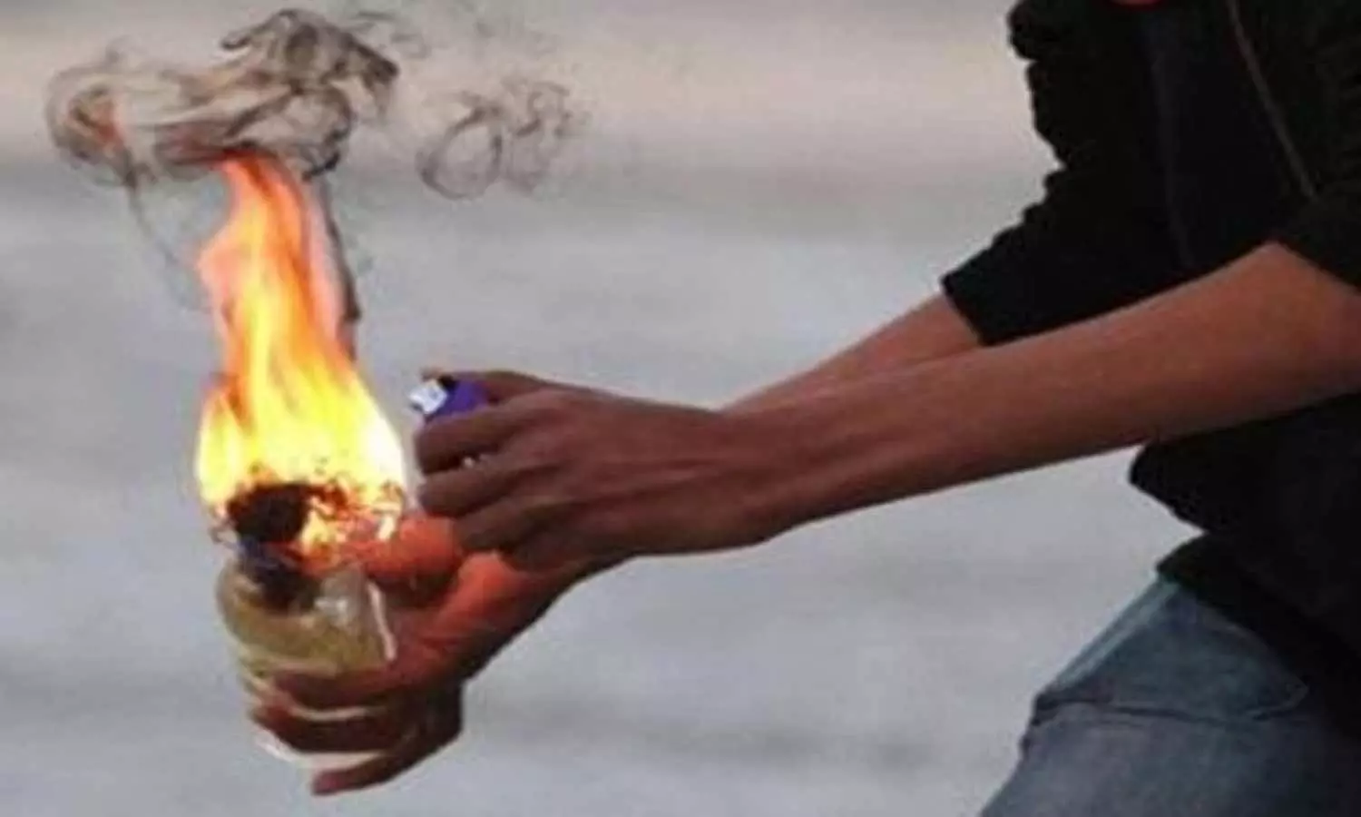 மதுரை அருகே இடப்பிரச்சினையில் நள்ளிரவில் 3 இடங்களில் பெட்ரோல் குண்டு வீச்சு மதுரை அருகே இடப்பிரச்சினையில் நள்ளிரவில் 3 இடங்களில் பெட்ரோல் குண்டு வீச்சு