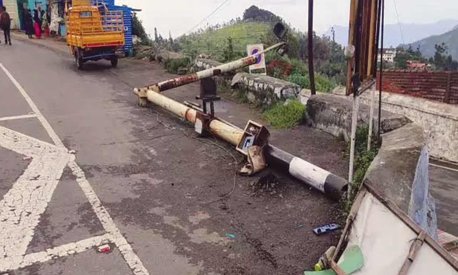 நீலகிரியில் தொடரும் மழை: 3 இடங்களில் மரங்கள் முறிந்து விழுந்து போக்குவரத்து பாதிப்பு