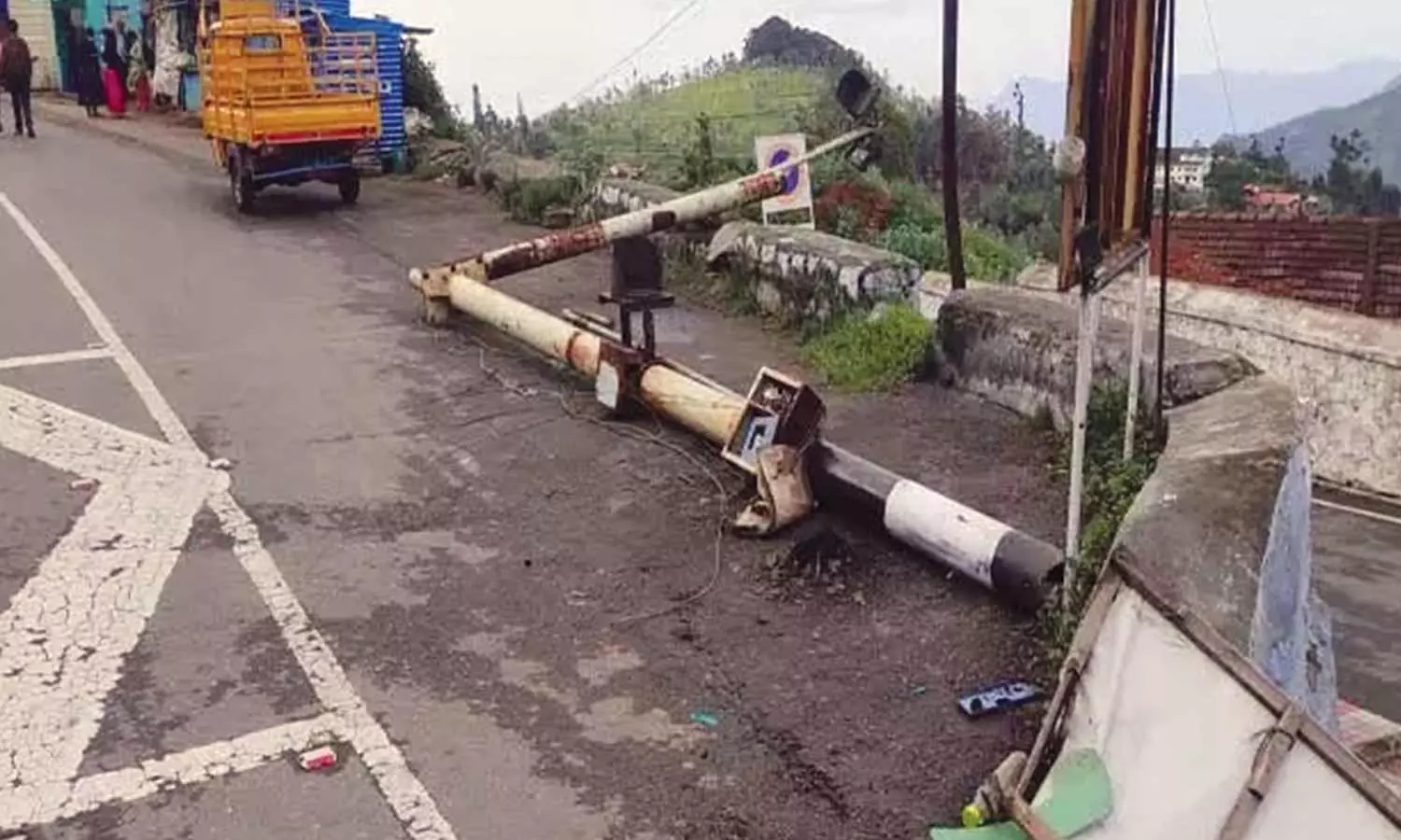 நீலகிரியில் தொடரும் மழை: 3 இடங்களில் மரங்கள் முறிந்து விழுந்து போக்குவரத்து பாதிப்பு நீலகிரியில் தொடரும் மழை: 3 இடங்களில் மரங்கள் முறிந்து விழுந்து போக்குவரத்து பாதிப்பு